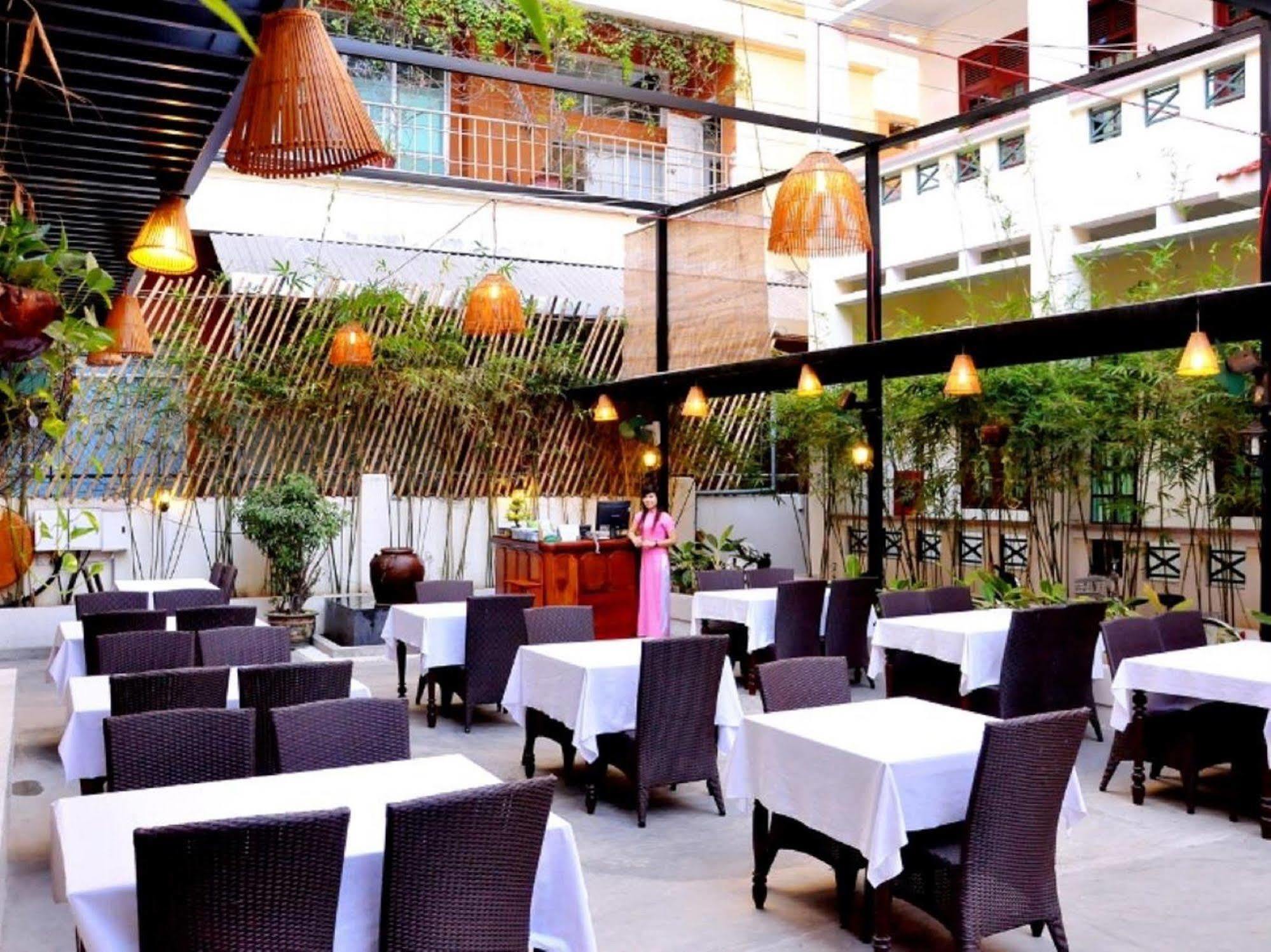 Oyo 381 Tuyet Mai Hotel Nha Trang Exterior photo